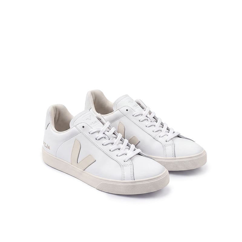 Białe sneakersy — etap 3, retusz ręczny