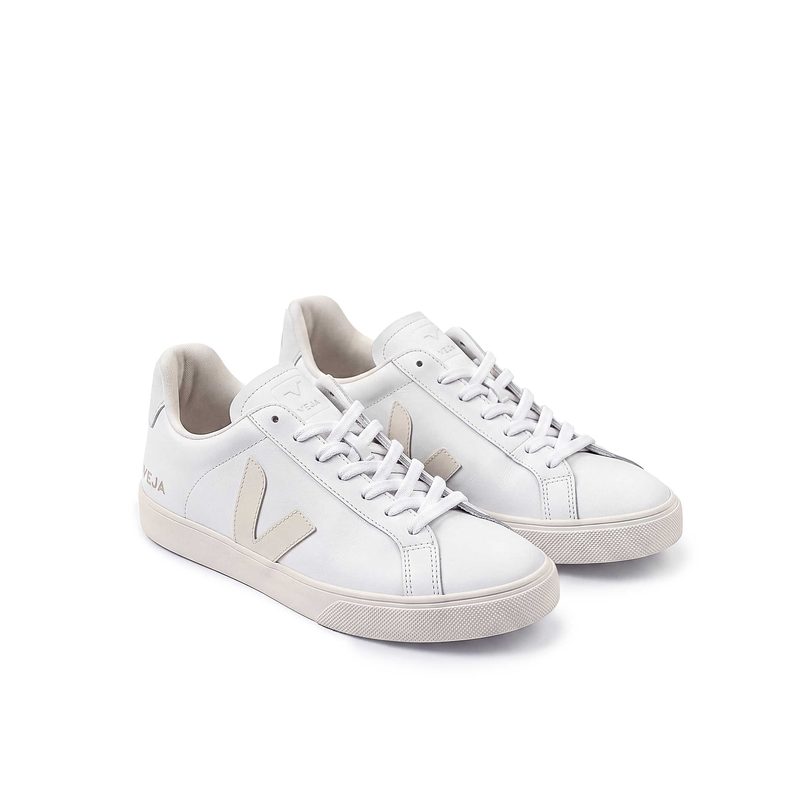 Białe sneakersy — retusz w 3 etapach — etap 3 · retusz ręczny