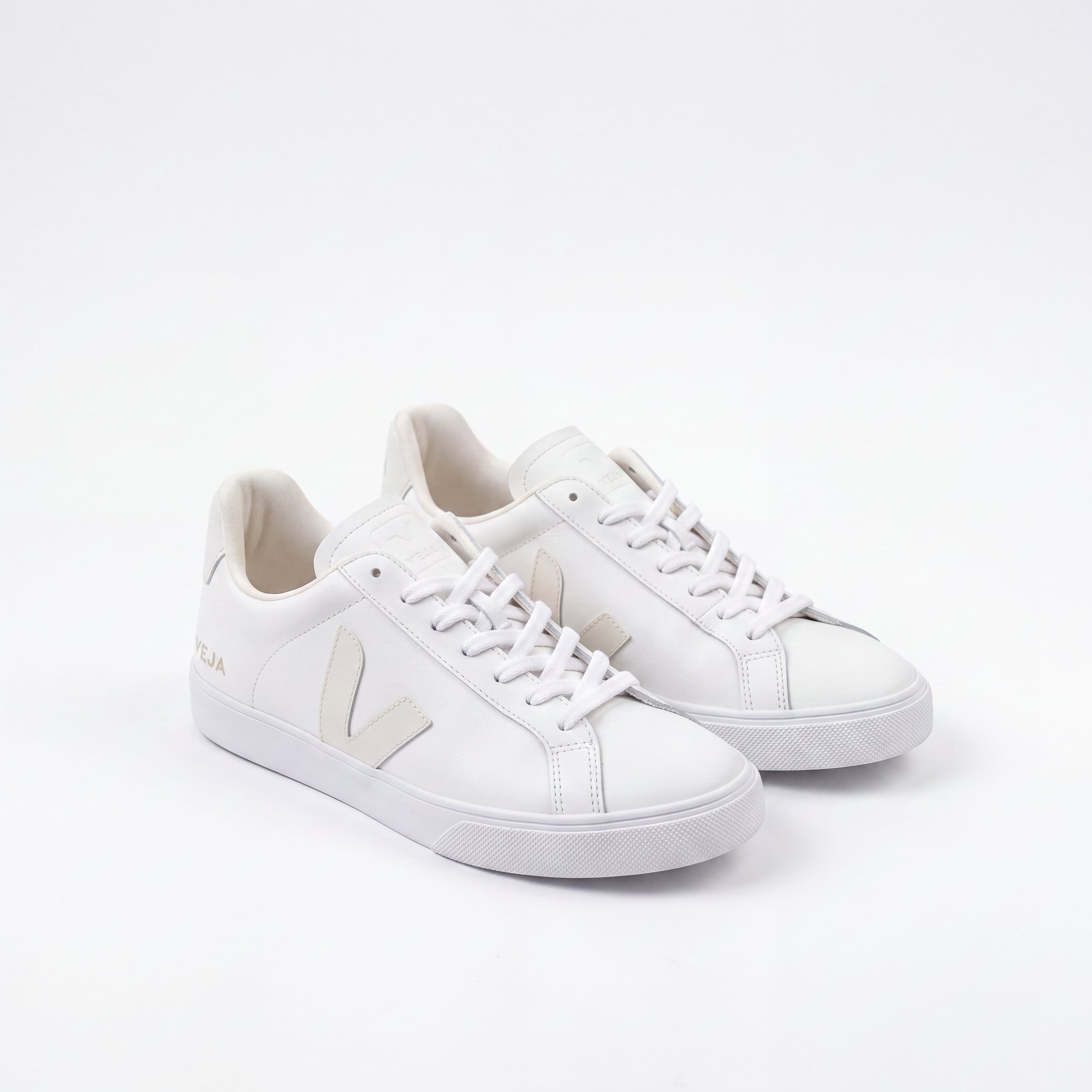 Białe sneakersy — retusz w 3 etapach — etap 2 · retusz automatyczny ai