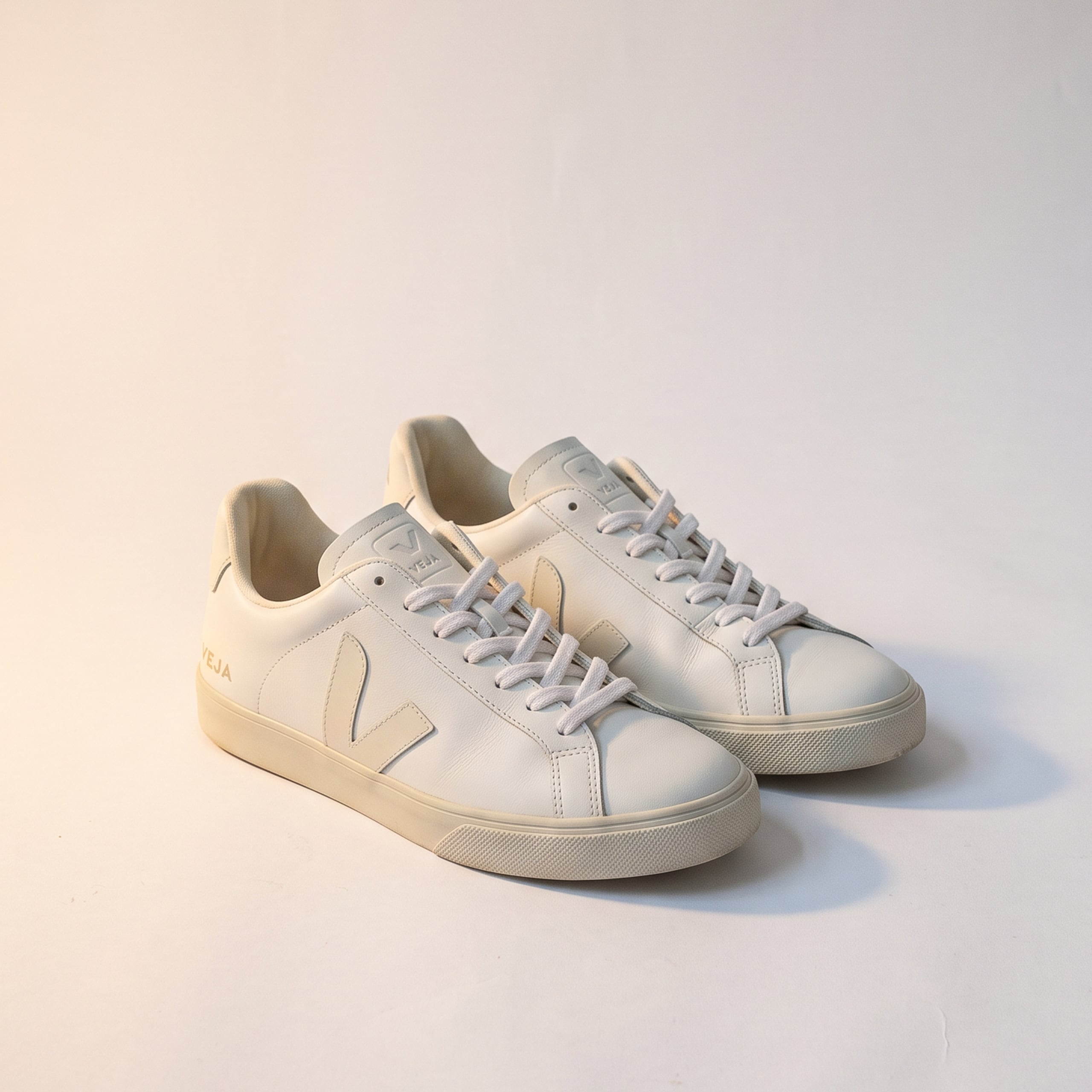 Białe sneakersy — retusz w 3 etapach — etap 1 · surowe zdjęcie